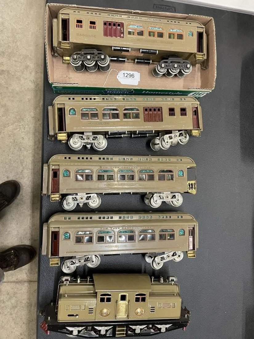 Lionel Standard Engine #402 & 4 Train Cars (1 of 6)