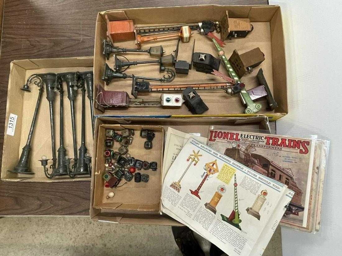 Large Lot Lionel Light posts, Etc (1 of 7)