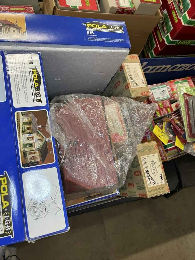 Lg Lot of Building & Train Accessories (1 of 3)