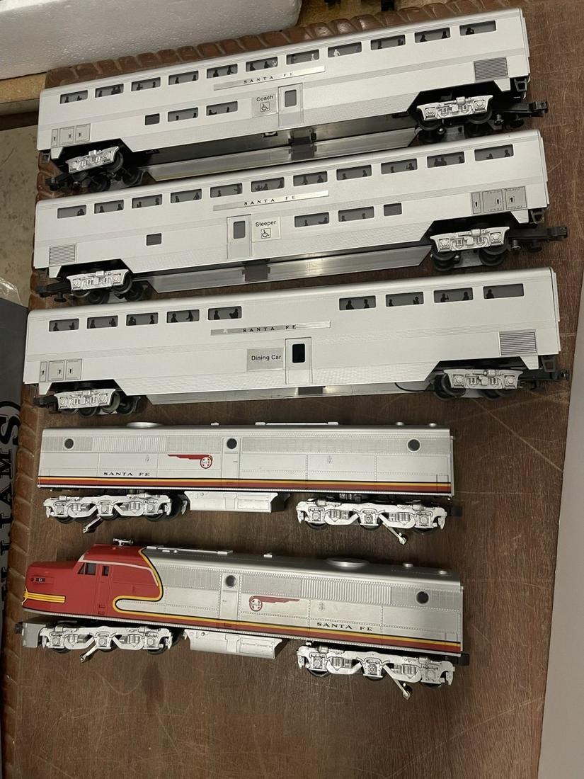 Williams Trains Santa Fe Engine and 4 Cars (1 of 3)