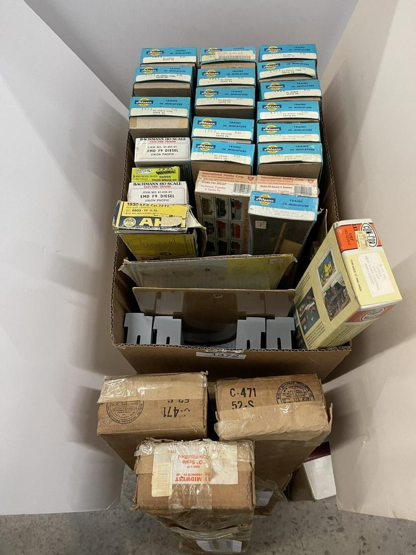 Mixed Lot H-O Train Cars (1 of 4)