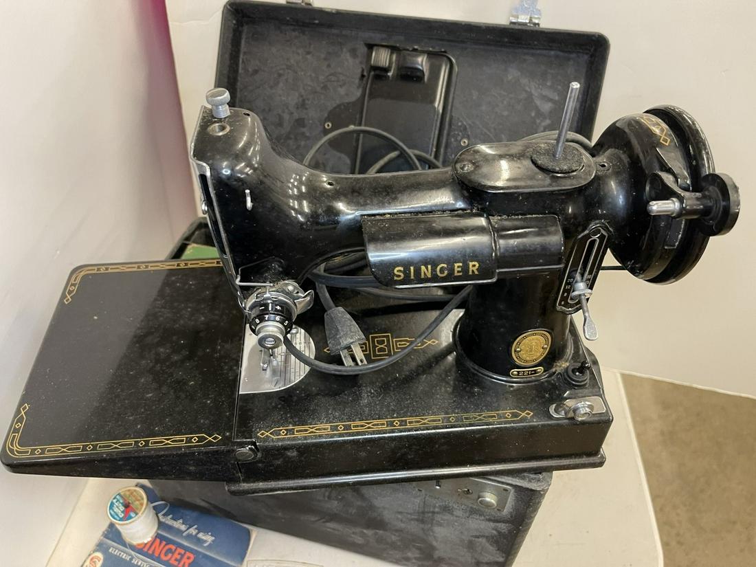 Singer Featherweight Sewing Machine: Singer Featherweight Sewing Machine -