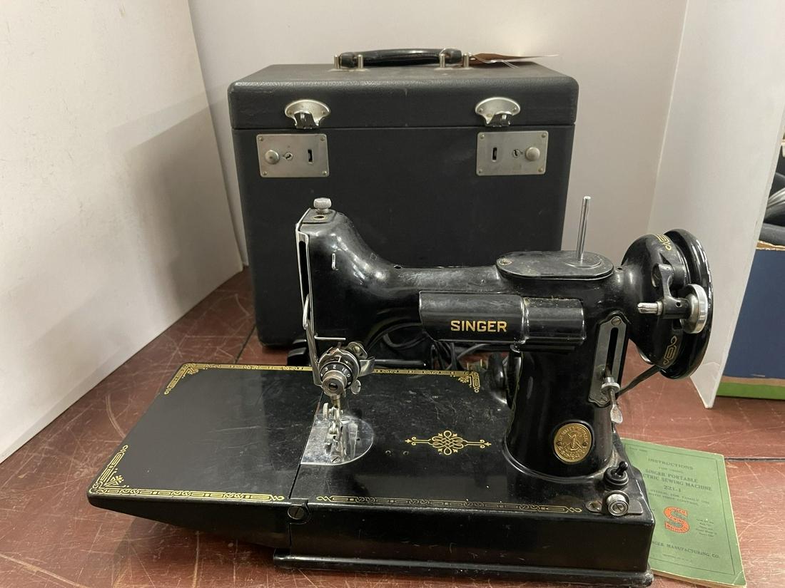 Singer Featherweight Sewing Machine 221-1 (1 of 5)