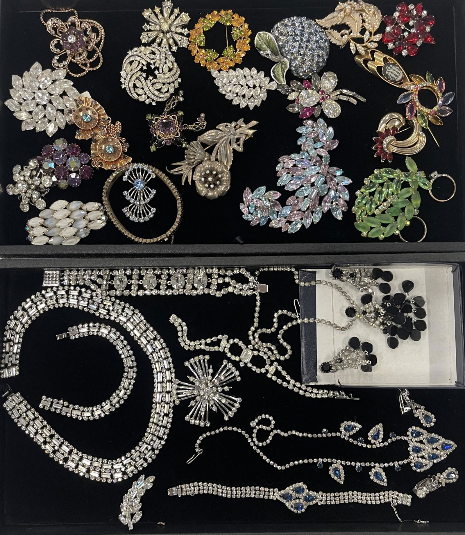Large Lot Costume Jewelry incl. Weiss, Trifari: Large Lot Costume Jewelry incl. Weiss, Trifari, Pins, Bracelets, Necklaces, etc -
