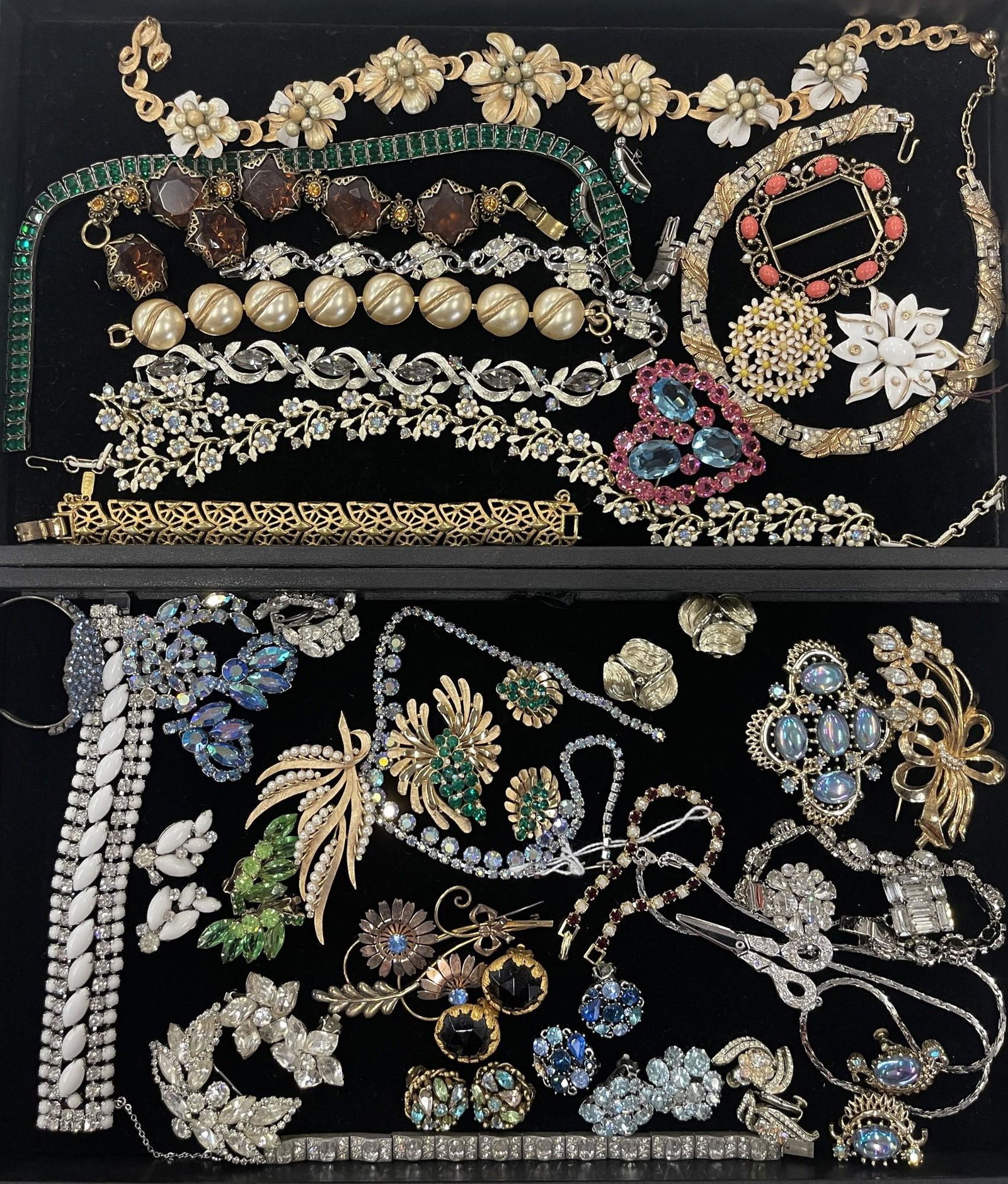 Large Lot Costume Jewelry incl. Weiss, Trifari: Large Lot Costume Jewelry incl. Weiss, Trifari, Pins, Bracelets, Necklaces, etc -