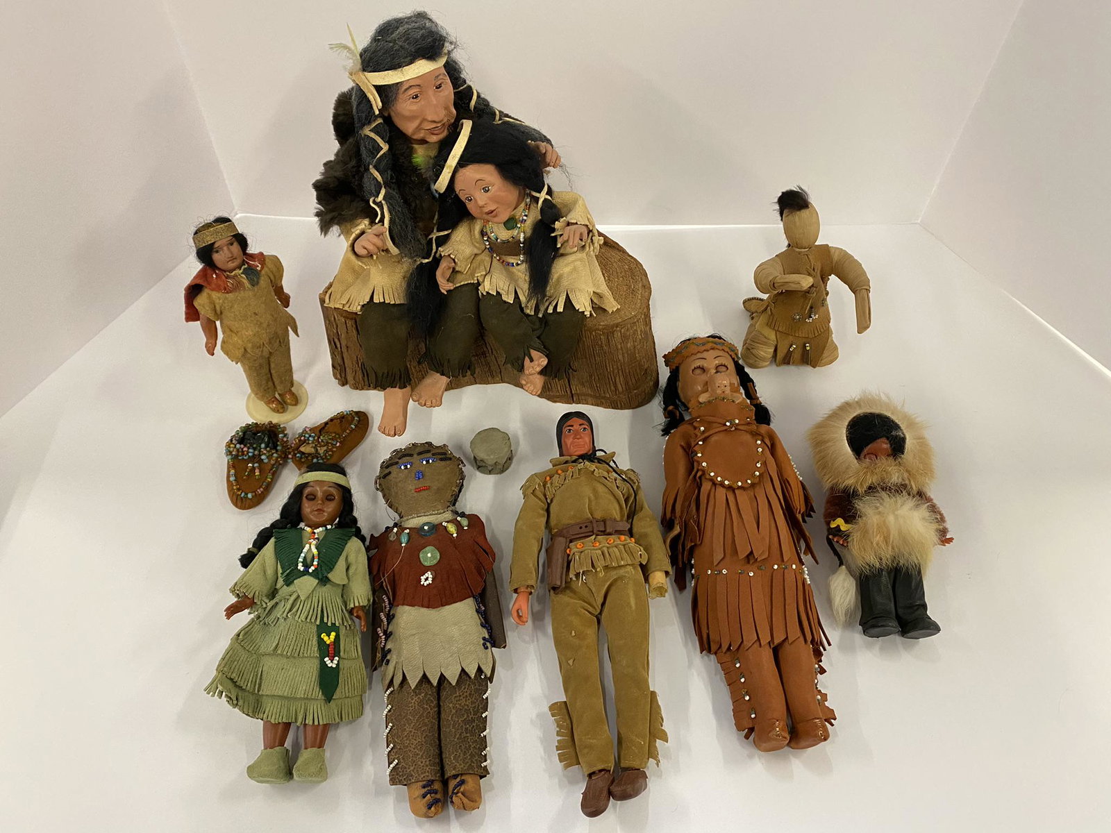 Box Lot of Native American Dolls (1 of 9)