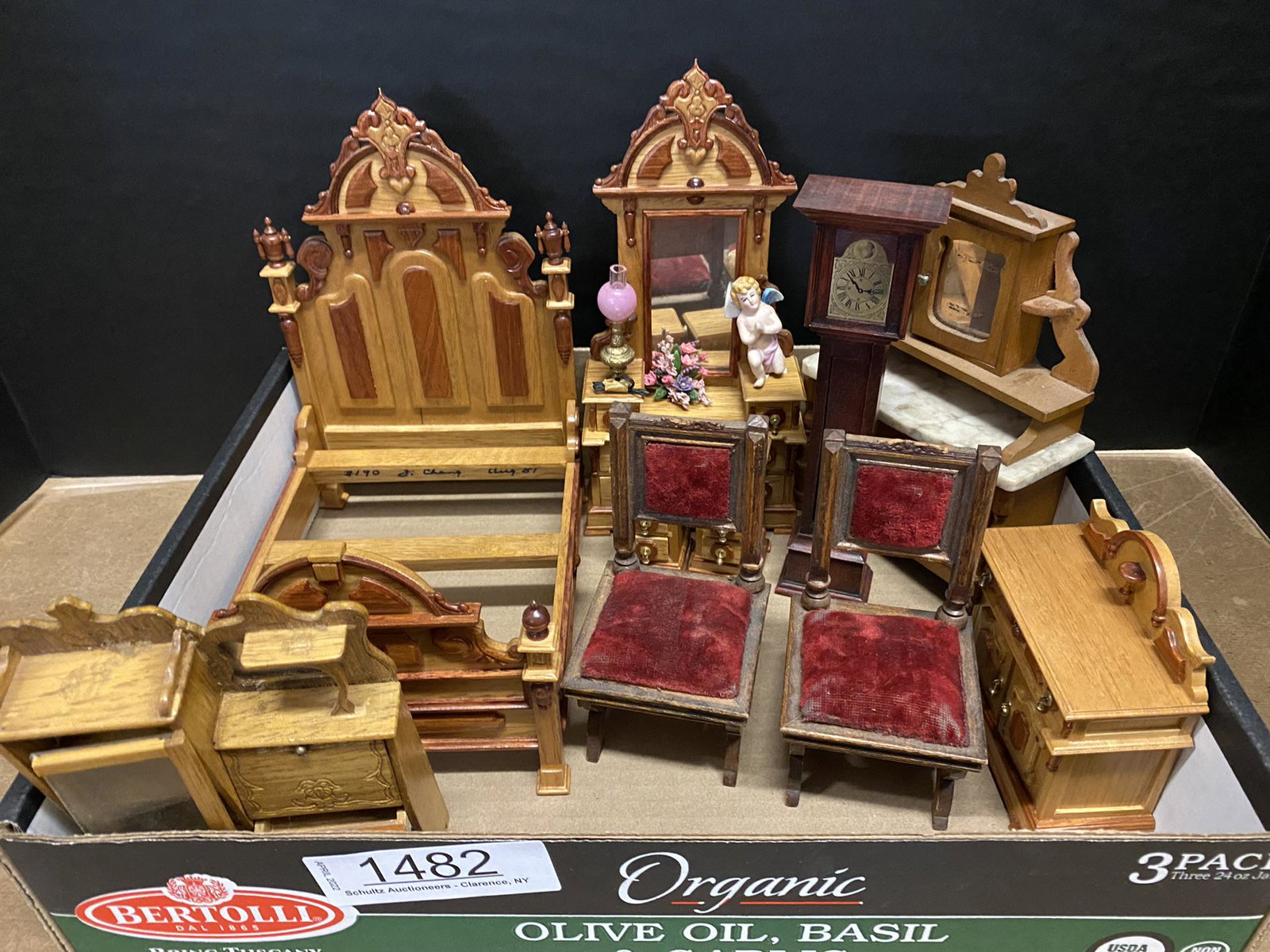 Doll House Furniture incl. Victorian Bedroom Set (1 of 7)