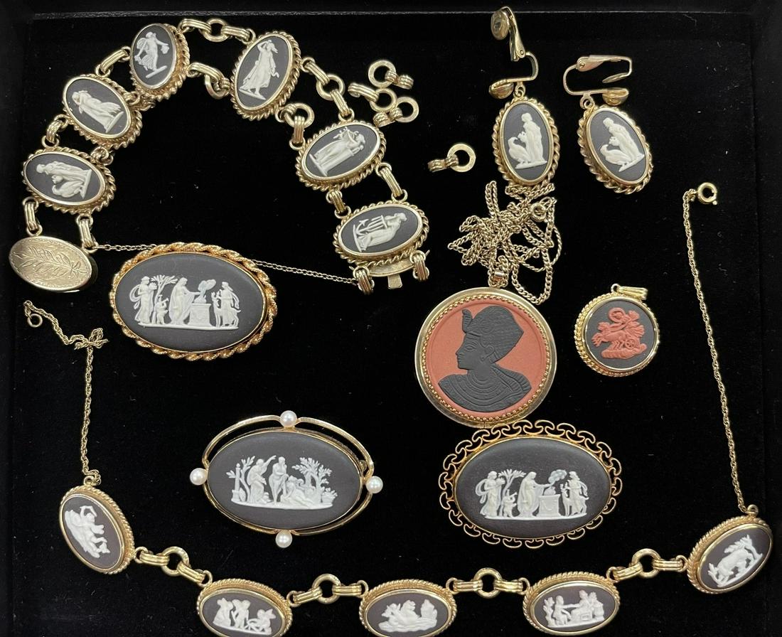 2 Trays Wedgwood Jewelry (1 of 7)