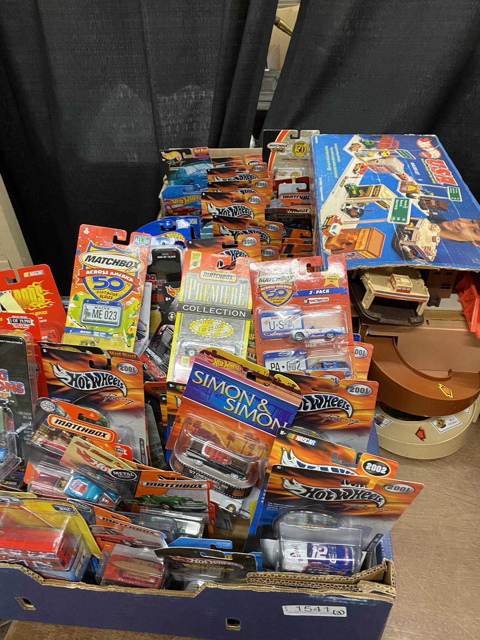 Large Group of Mostly Hot Wheels & Matchbox Cars: Large Group of Mostly Hot Wheels & Matchbox Cars incl. Hot Wheels USA Builder set -