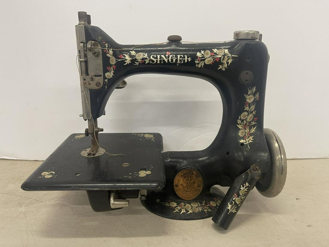The Singer Manuf. Co. Sewing Machine: The Singer Manuf. Co. Sewing Machine - Approx. 10 x 6 x 8