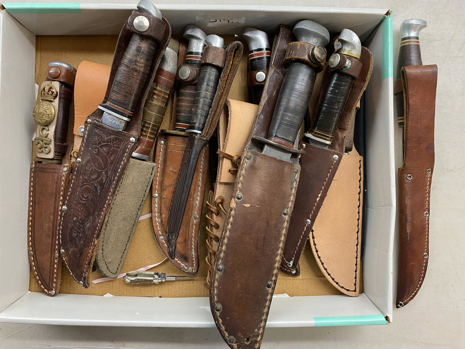 Group of Hunting Knives with Sheaths: Group of Hunting Knives with Sheaths incl Case, Schrade, Kabar, etc -