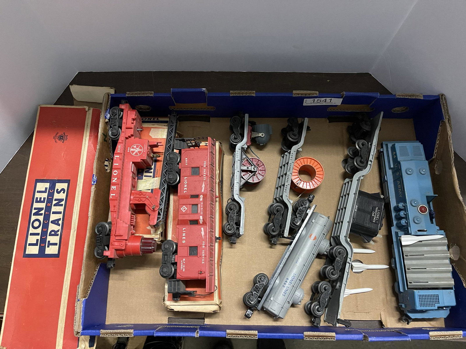 Lot of 7 Lionel O Gauge Post War Train Cars: Lot of 7 Lionel O Gauge Post War Train Cars, Some boxes -