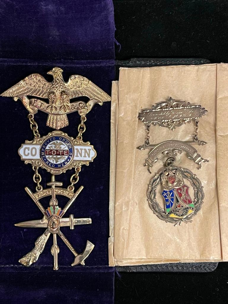 2 Pins/Badges incl. 10K Gold (1 of 11)