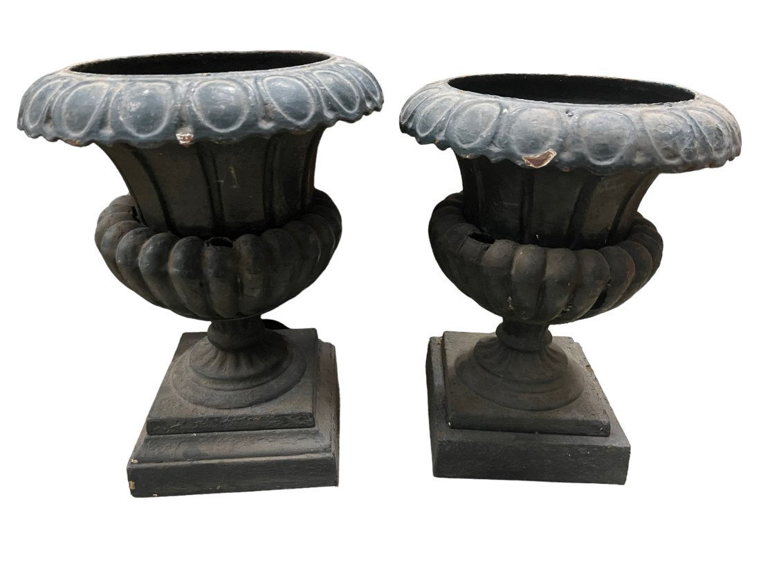 2 Antique Cast iron garden urns (1 of 7)