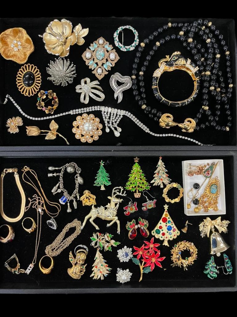 Costume Jewelry incl. Monet, etc.: Approx. 2 trays costume jewelry incl. Austrian pin, Monet, micromosaic, etc.
