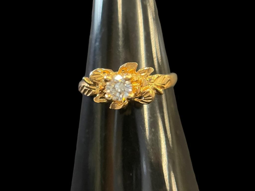 18 K Gold Ring w/ Diamond (1 of 8)