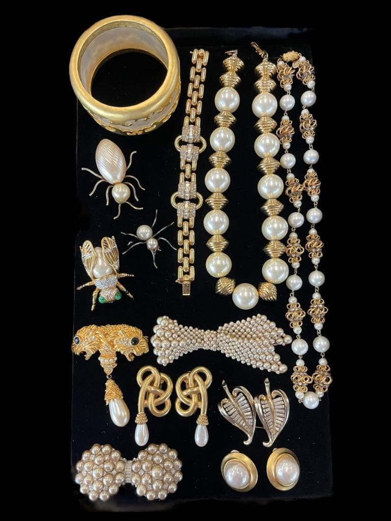 Costume Jewelry incl. Vogue Bijoux, etc.: Tray of costume jewelry (necklaces & pins) incl. Vogue Bijoux, Ciner, Karl Lagerfeld, Coro, Carolina Herrera, etc. Collection of Carole Tanenbaum.