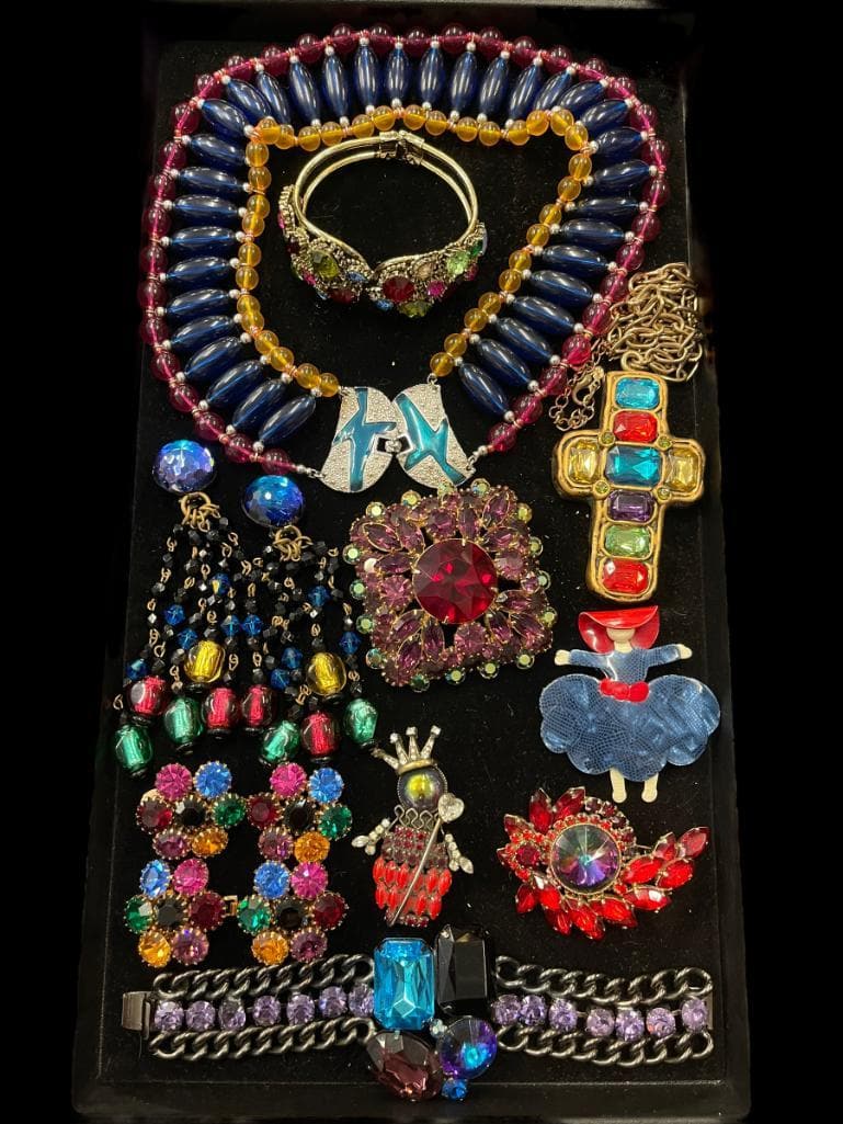Costume Jewelry incl. Lea Stein, etc.: Tray of costume jewelry (earrings & necklaces) incl. Alexis Kirk, Weiss, Lea Stein, Monet, Dominique, etc. Collection of Carole Tanenbaum.