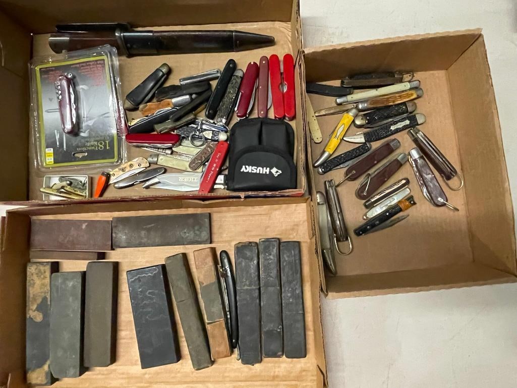 Pocket Knives & Straight Razors: Group of pocket knives & straight razors incl. fishing knives, etc.