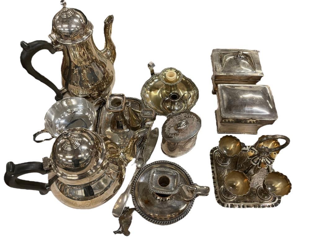 Silverplate Lot incl. Coffee and Tea pots: Silverplate Lot incl coffee and tea pots, containers, egg cup serving pc. Etc.