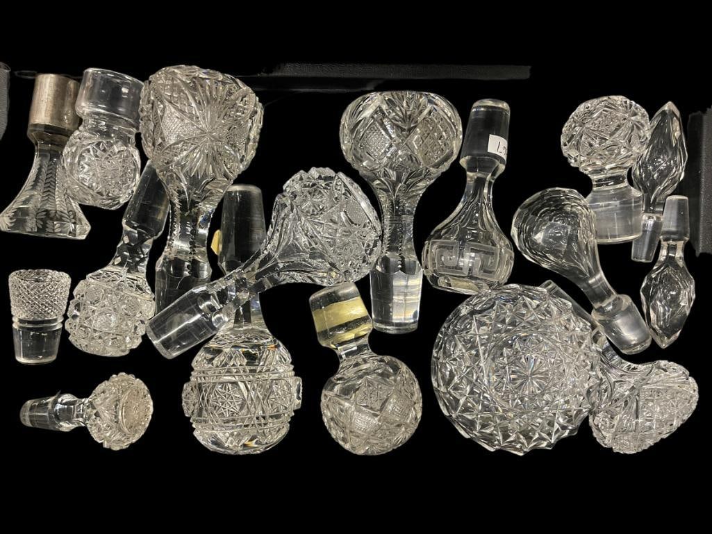 Large tray lot of various stoppers: Large tray lot of various stoppers, hand blown stoppers, very nice group