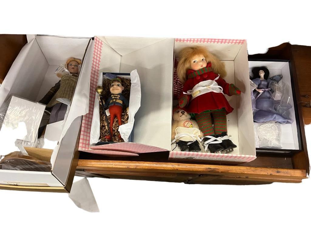 4 Dolls incl. Wintertime Edith etc: 4 Dolls incl. Wintertime Edith and little bear by Dare Wright, Pillar Doll approx. 16.5", Celeste by Stephanie Blythe, Brownie Band Mace by R John Wright