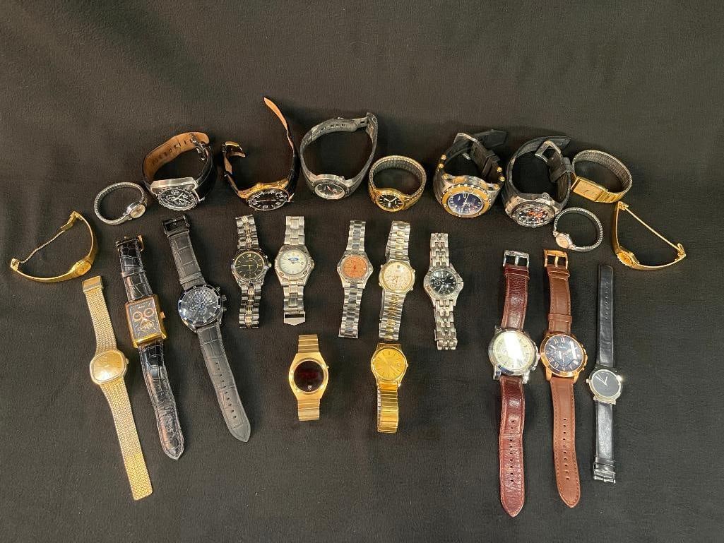 Group of watches by Fossil, Invicta, Jaques Lemans, Seiko and more: Group of watches by Fossil, Invicta, Jaques Lemans, Seiko and more. Approx. 23 pieces.