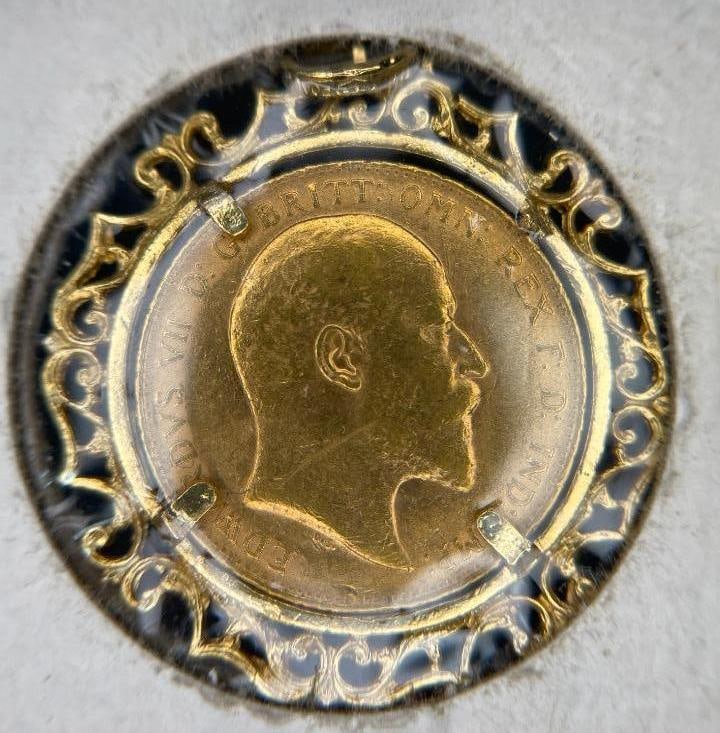 G.B. 1907 Gold Sovereign in bezel (1 of 4)