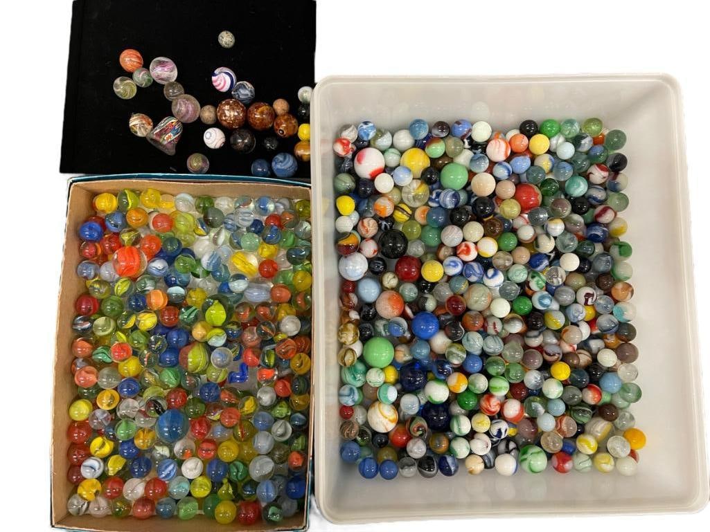 Large group of marbles: Large group of marbles
