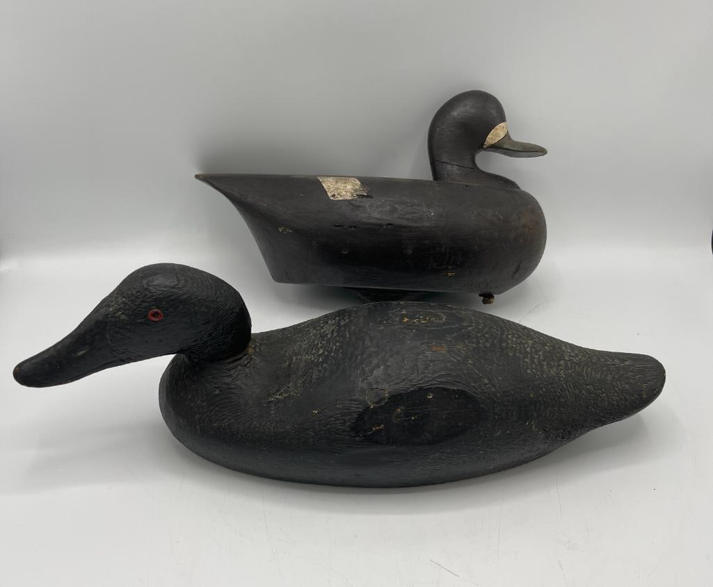 Group of 2 duck decoys: Group of 2 duck decoys, unsigned. Approx. 17x5x6 inches.