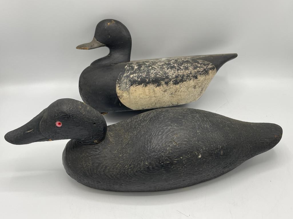 Group of 2 duck decoys: Group of 2 duck decoys, unsigned. Approx. 17x5x6 inches.