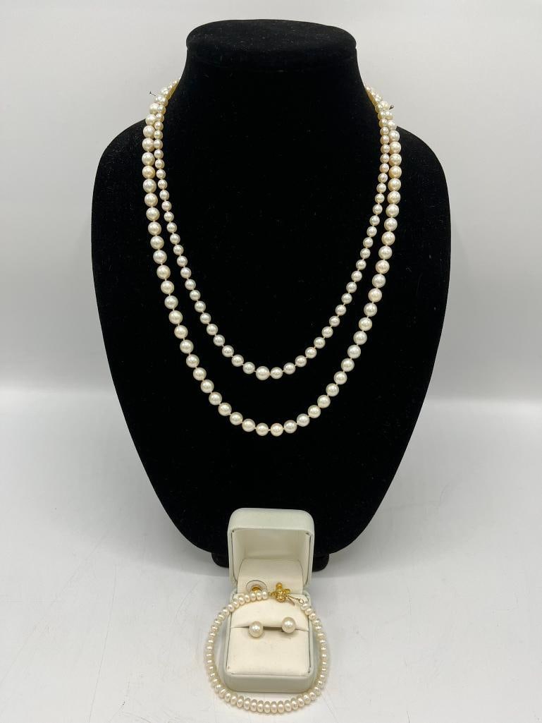 Pearl necklaces, bracelet and earrings (1 of 9)