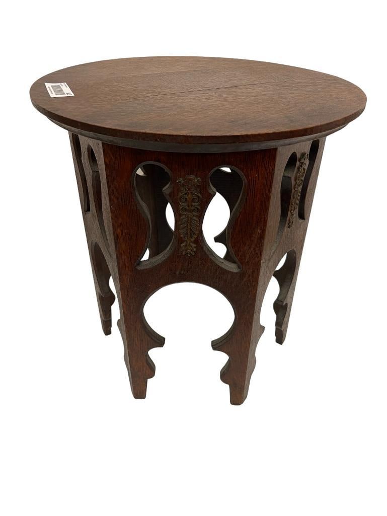 Arts + Crafts small Oak table (1 of 5)