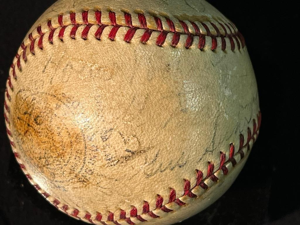 1938 Pittsburgh Pirates signed ball Honus Wagner, Pie Traynor and more: 1938 Pittsburgh Pirates signed ball with Hall of Fame Lloyd Waner, Honus Wagner, Pie Traynor, Paul Waner and more.