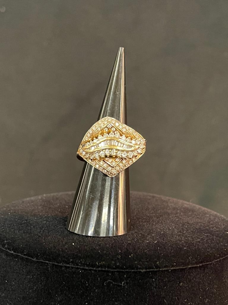18k gold ring with diamonds (1 of 7)