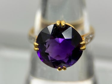 18k Gold Ring with Amethyst and Diamonds
