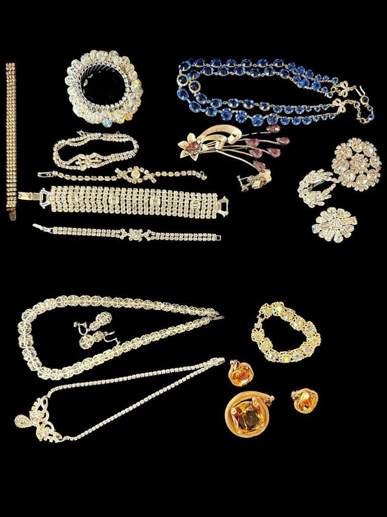 Costume Jewelry Pins, Necklaces, Earrings etc: Costume Jewelry Pins, Necklaces,Bracelets, Earrings etc. Approx. 22 pieces total.