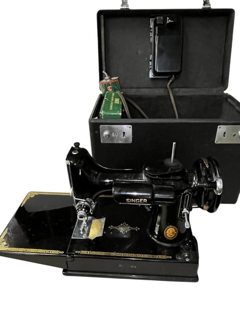 Singer Featherweight Portable Sewing Machine (1 of 5)