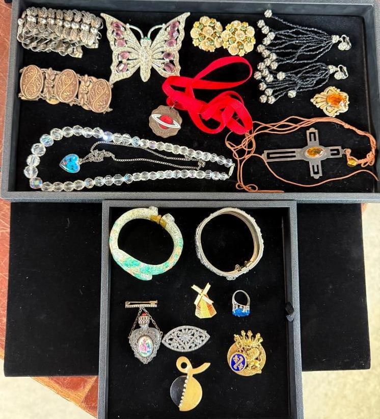Costume Jewelry Bracelets, Pins, earrings etc: Costume Jewelry Bracelets, Pins, earrings etc. Approx. 18 pieces.