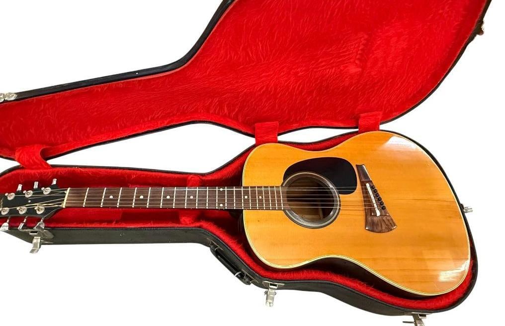 Gibson MK 35 Guitar: Gibson MK 35 Guitar with case.