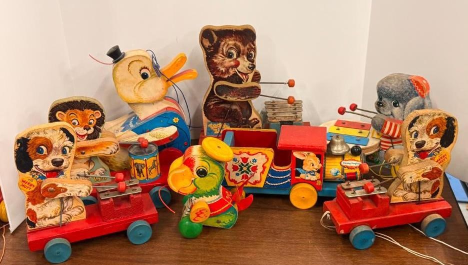 8 Fisher Price Pull Toys: 8 Fisher Price Pull Toys. Including Merry Mutt 475, Leo the Drummer 480, poodle zilo 739, Dr Doodle 132, Bunny Engine 703, Teddy Zilo 752 and Parrot 698.