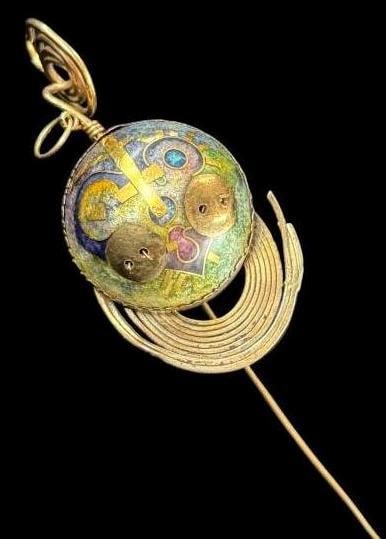 William Harper signed Enamel Boogie I Brooch: William Harper 1980 signed Enamel " Boogie I " Brooch. An abstract brooch with opalescent polychrome enamel. Mounted in silver and yellow gold. Engraved William Harper 1980 Boogie I. Approx. 5.5 x 1.5