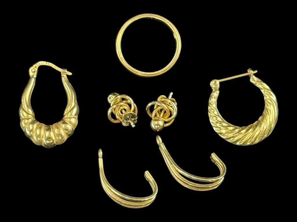 14k Gold Earrings, etc.: 14k Gold Earrings, etc. 7 pieces. Approx. 5.8 grams.