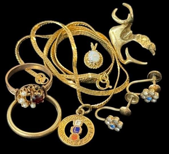 14k Gold ring, earrings etc.: 14k Gold ring, earrings etc. Approx. 18.4 grams.