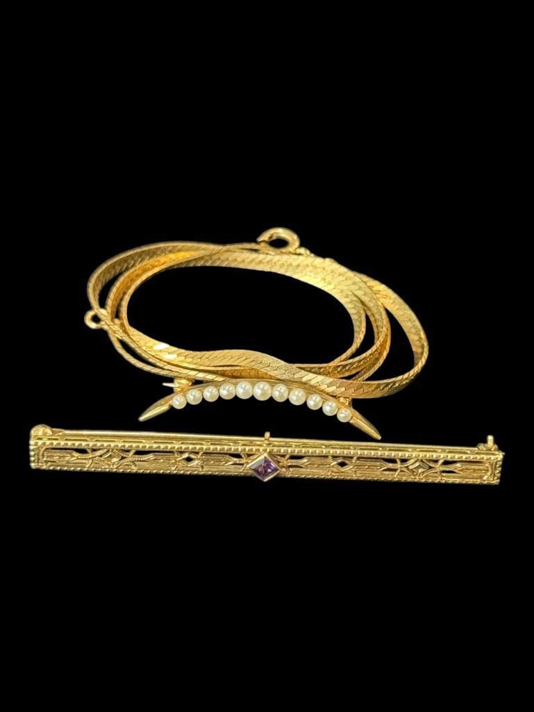 14k Gold necklace and 2 Bar pins: 14k Gold necklace and 2 Bar pins. Approx. 10.4 grams.