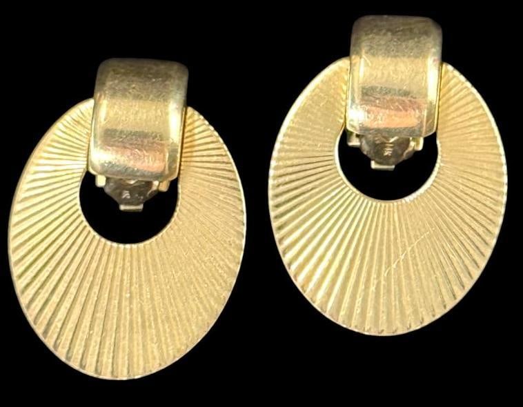 Pair of 14k gold earrings (1 of 2)