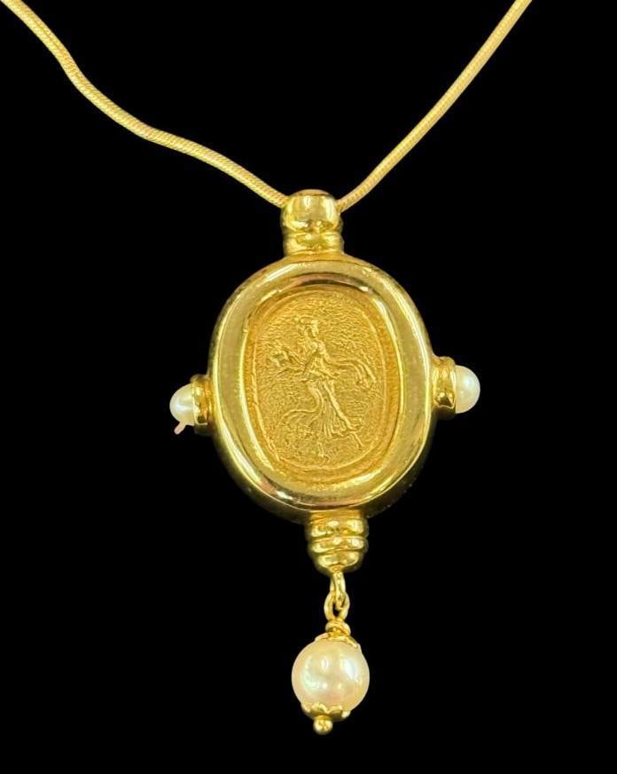 14k Gold Necklace with pendant: 14k Gold Necklace with pendant. Approx. 11.3 grams.