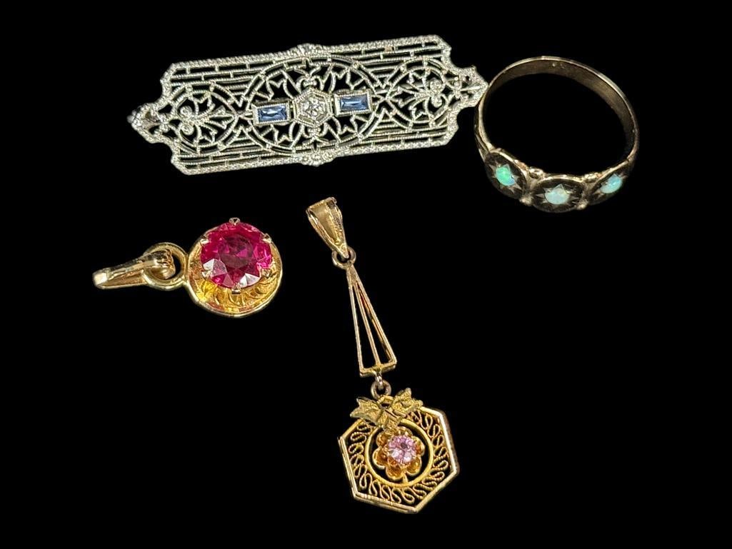 10k Gold Pin, Ring etc.: 10k Gold Pin, Ring etc. 4 pieces. Approx. 7 grams.