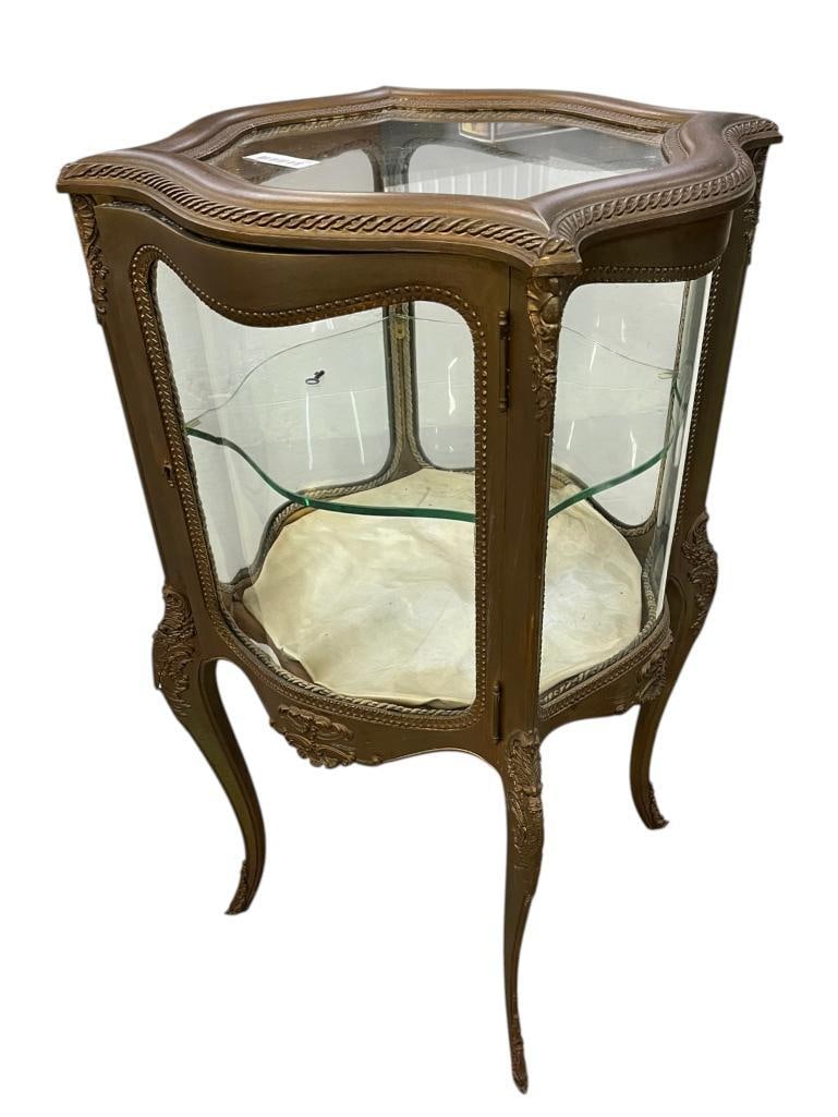 Curved Glass gilt Curio Cabinet: Curved Glass gilt Curio Cabinet. Approx. 38 x 19 x 19 inches.