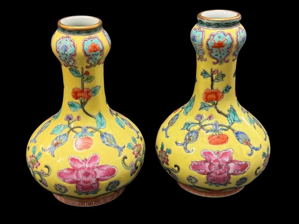 Pair of Chinese Porcelain Bottle Vases (1 of 7)
